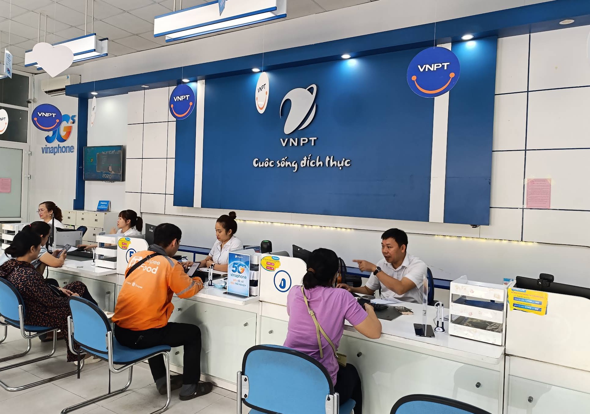 Nhân Viên Phòng Giao Dịch Vnpt Huế đang Tư Vấn Cho Khách Hàng Các Gói Cước Internet